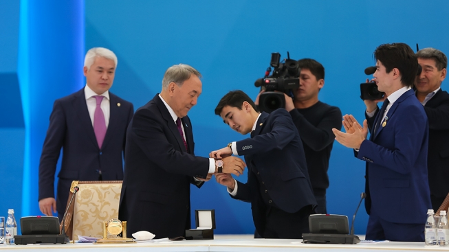 Назарбаев предпочел отечественные часы швейцарским